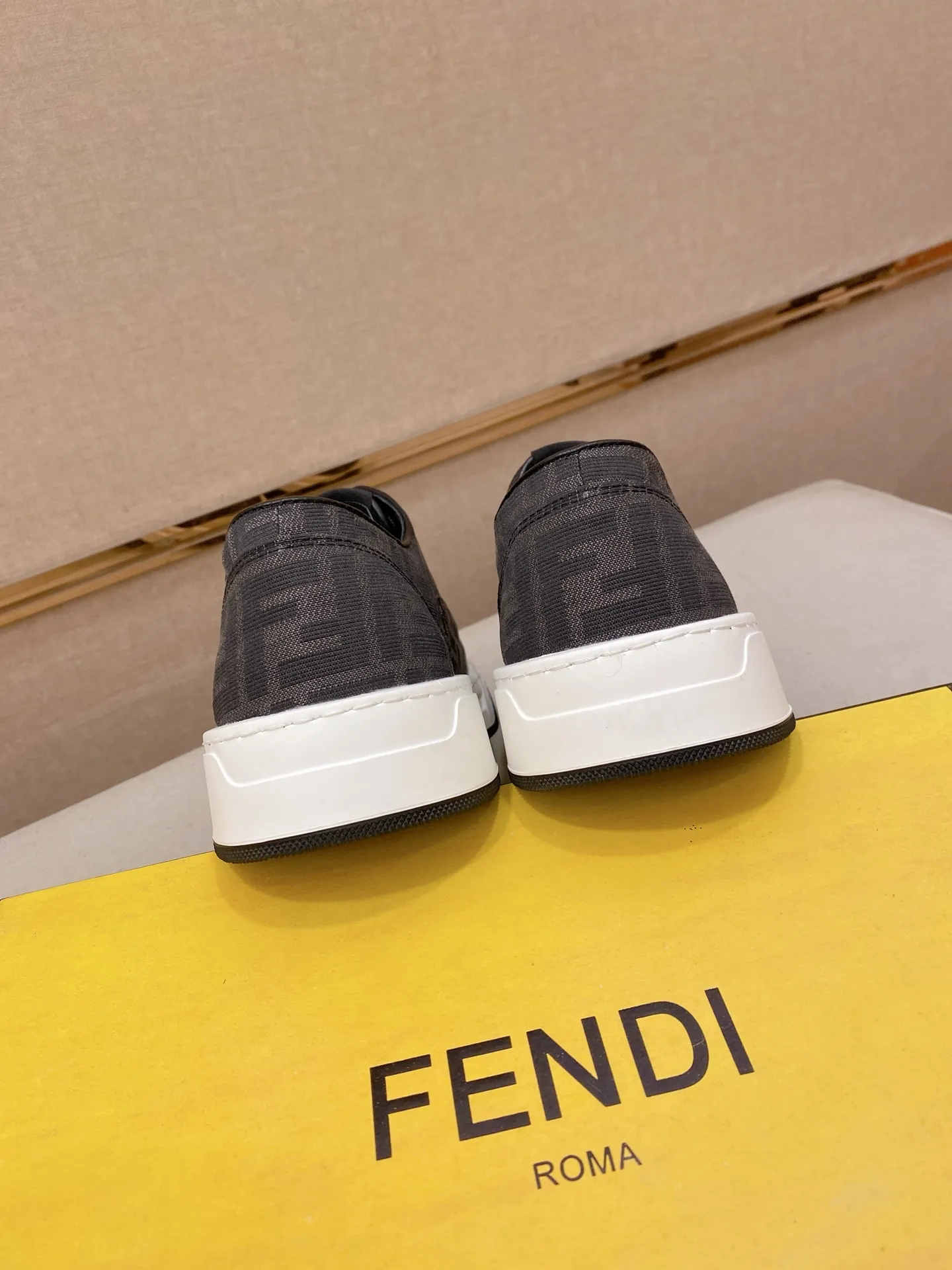 Men's shoes 💰 420💰 (FENDI) New high-top 👊🏻 upper 🇮🇹 imported cowhide fabric 🇩🇪 lining imported sheepskin lining. The original outsole is molded to highlight the identity of every man, and the upper foot is stable and stable🚶🏻🚶🏻The high-end custom counters reproduce the original version📯No matter the wind or rain, the shoe last remains unchanged and can withstand the verification of time🔍️,🔵 Size: 38-44 (45 is custom-made and cannot be returned or exchanged